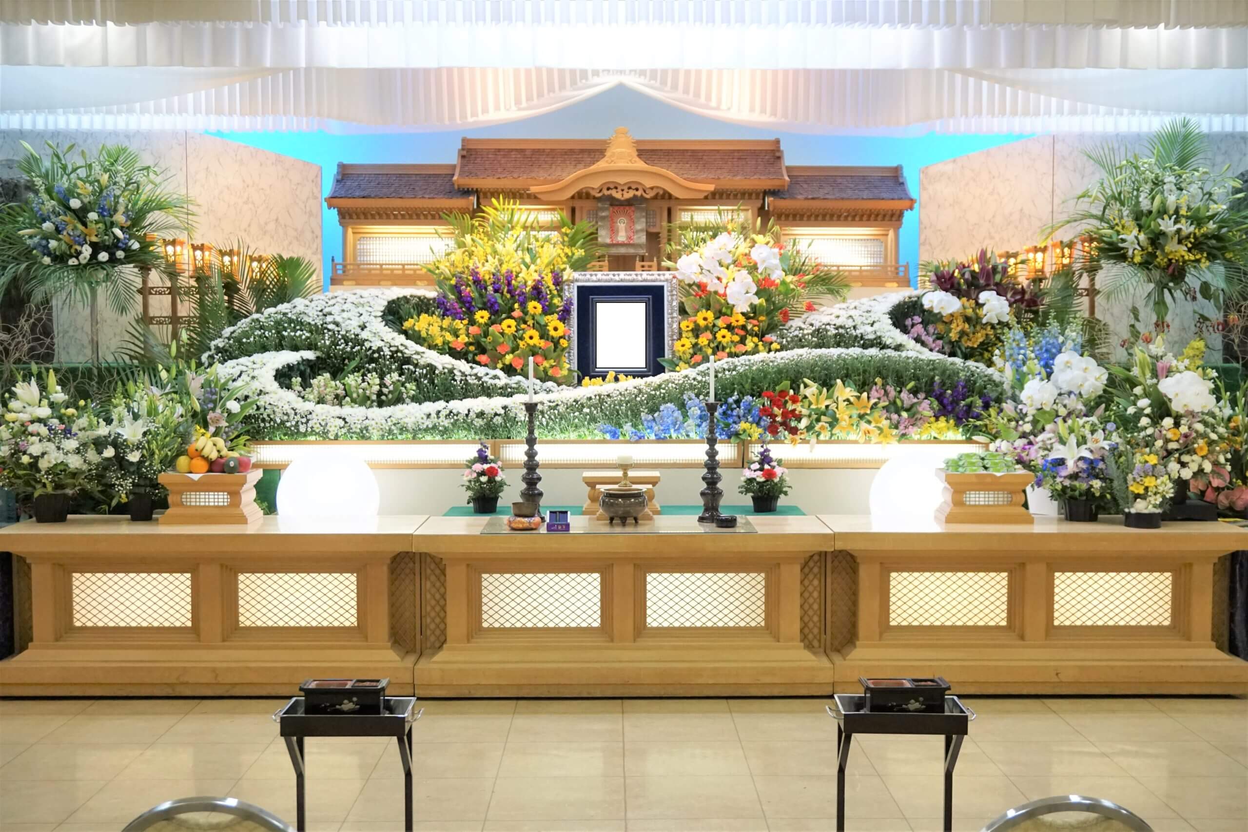 5.5メートル幅の仏教式葬儀の生花祭壇と、遺影写真。