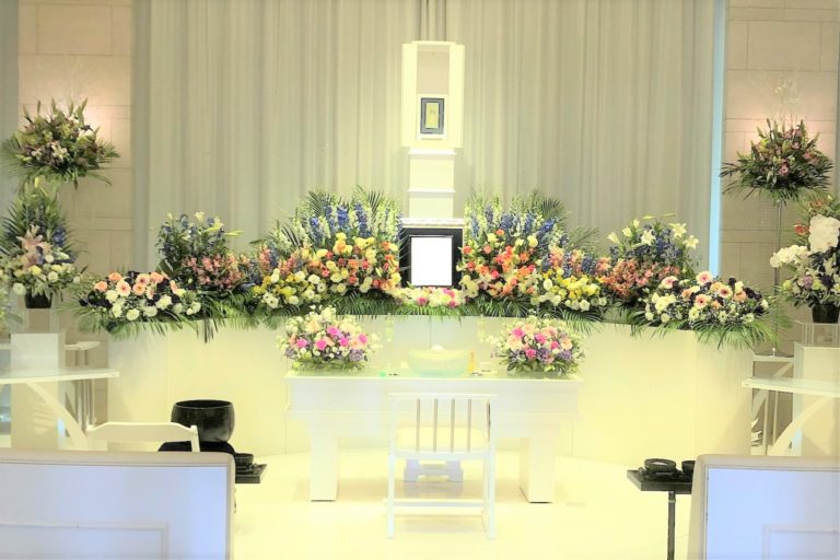 3メートル幅の家族葬生花祭壇と遺影写真
