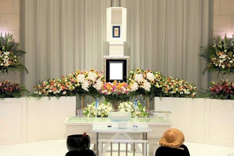 2.5メートル幅の家族葬生花祭壇と、遺影写真