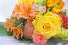 火葬場の礼拝堂に飾る花束