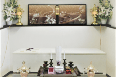 福祉葬用の遺体安置室に安置された棺と礼拝の飾り物。