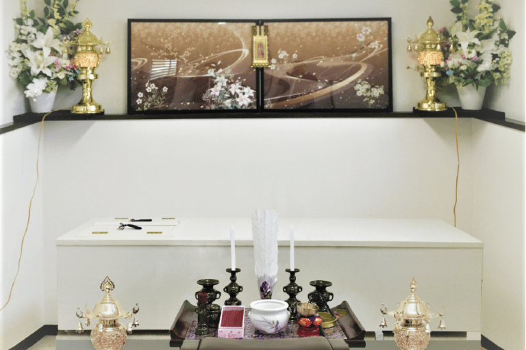 福祉葬用の遺体安置室に安置された棺と礼拝の飾り物。