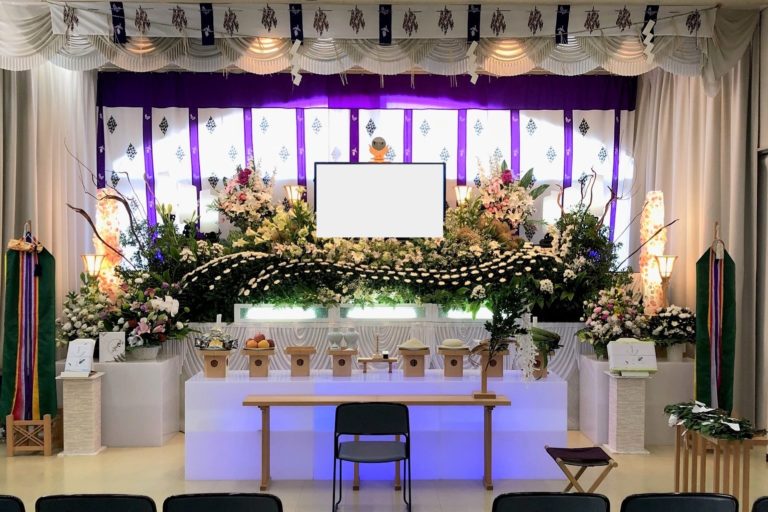 神社神道式の生花祭壇とデジタル遺影写真