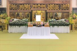 仏教寺院の本堂で飾られた生花祭壇。