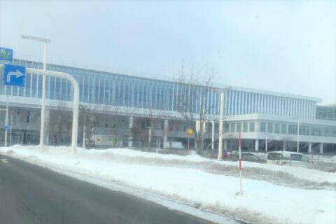 路肩に雪が積もっている冬の新千歳空港。