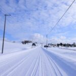 北海道の雪が積もっている車道。