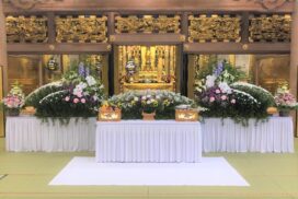 仏教寺院に飾られた葬儀の生花祭壇。