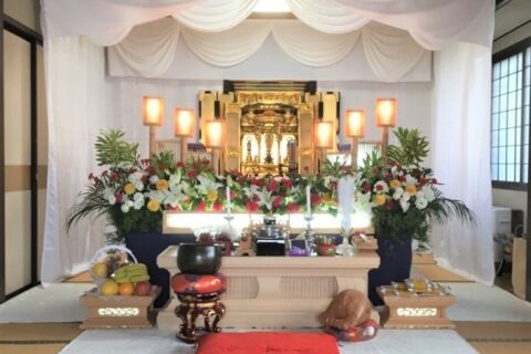 故人の家に飾られた仏式の生花祭壇。